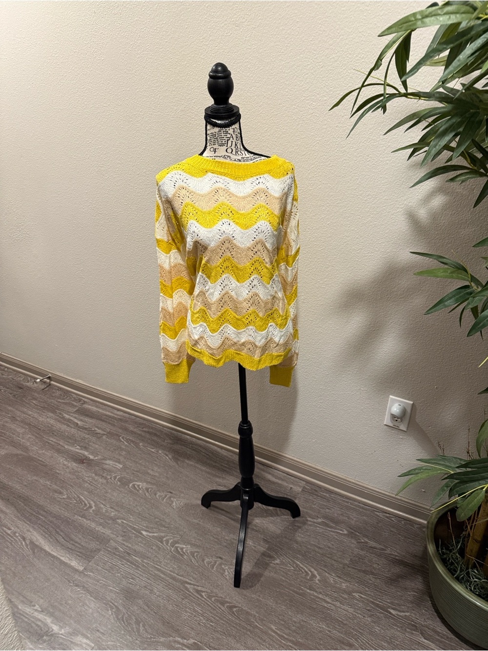 entro Yellow and Cream Chevron Open-Knit Crew Sweater